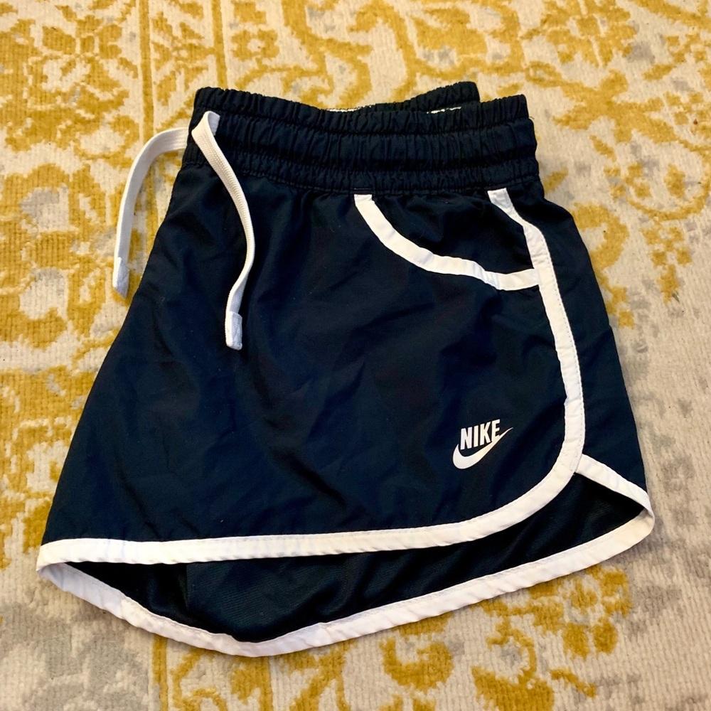Nike Sportswear Athletic Shorts Black Size L (12-14)